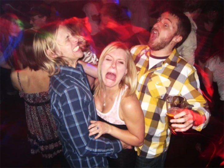 Толстуха на вечеринке согласна на групповой проеб с пьяными друзьями ради оргазма